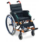 Αμαξίδιο αναπηρικό, πτυσσόμενο, με σκελετό αλουμινίου. Διατίθεται με ανυψούμενους βραχίονες γραφείου, αποσπώμενους (quick release ) φουσκωτούς τροχούς και φρένα με μηχανισμό de luxe προς αποφυγή ανατροπής.